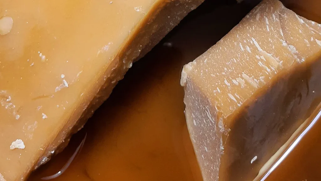 Fundiendo cera en con5colmenas - Campillo de los Ranas Guadalajara